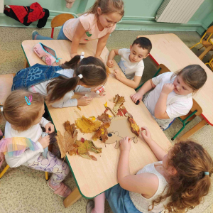 Ozdabiamy jeża jesiennymi liśćmi