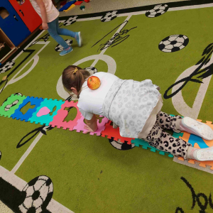 Pełne skupienie podczas ćwiczenia ruchowego