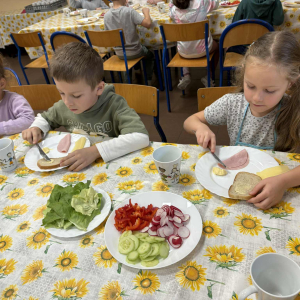 Samodzielne przygotowywanie kanapek.