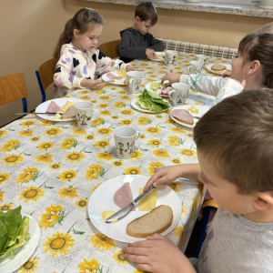 Samodzielne przygotowywanie kanapek.