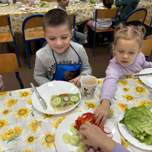 Samodzielne przygotowywanie kanapek.