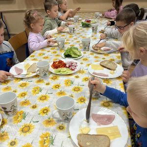 Samodzielne przygotowywanie kanapek.