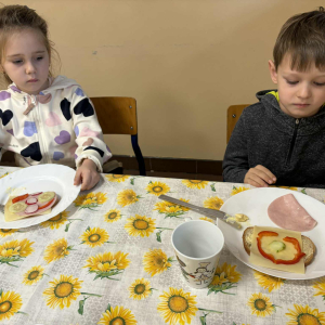 Samodzielne przygotowywanie kanapek.