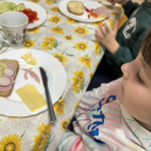 Samodzielne przygotowywanie kanapek.