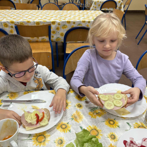 Samodzielne przygotowywanie kanapek.