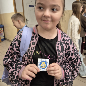 Weryfikacja wiedzy z tabliczki mnożenia przy wejściu do szkoły.