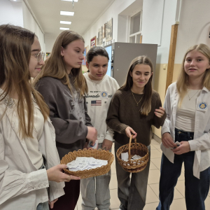 Uczniowie przygotowani do akcji „Młodsi sprawdzają, czy starsi tabliczkę mnożenia znają”.