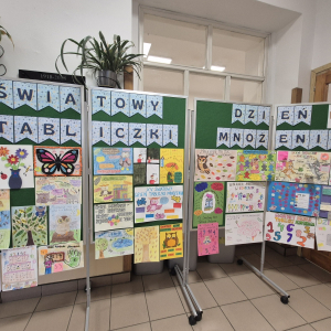 Wystawa prac plastycznych na XV Światowy Dzień Tabliczki Mnożenia.