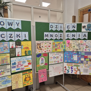 Wystawa prac plastycznych na XV Światowy Dzień Tabliczki Mnożenia.