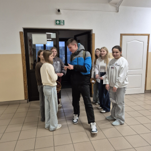 Weryfikacja wiedzy z tabliczki mnożenia przy wejściu do szkoły.