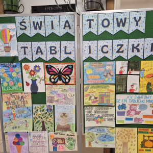 Wystawa prac plastycznych na XV Światowy Dzień Tabliczki Mnożenia.
