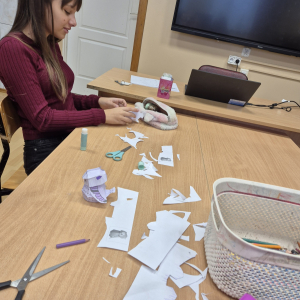 Praca nad kolorową sową 3D.