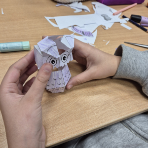 Składanie papierowej sówki.