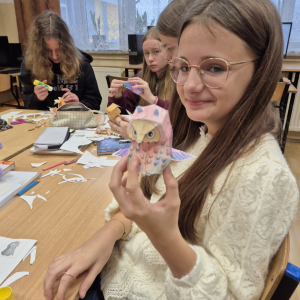 Praca nad kolorową sową 3D.