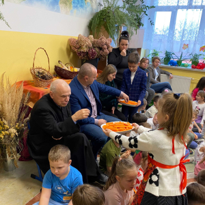 Poczęstunek zdrową przekąską.