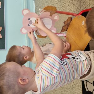 Zabawa w nakarm misia