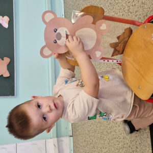 Zabawa w nakarm misia