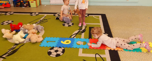 Święto Pluszowego Misia w przedszkolu w grupie młodszej