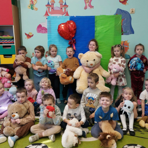 Dzień Pluszowego misia w grupie średniej - fotka z pluszakami