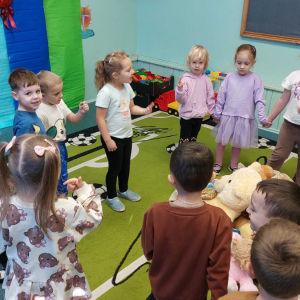 Zabawa ruchowa z pluszakami