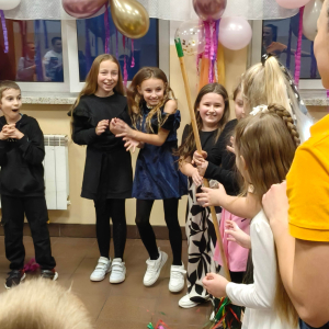 Zabawy w kółeczku. z miotłą