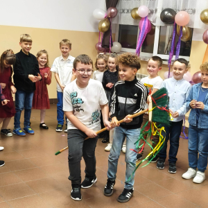 Taniec  z  miotłą uczniów klas I - III.