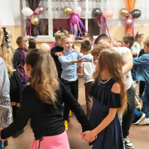 Klasy I - III podczas zabawy andrzejkowej