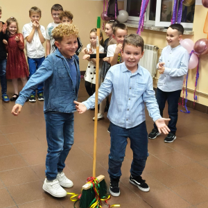 Taniec  z  miotłą uczniów klas I - III.