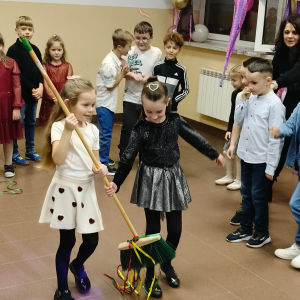 Taniec  z  miotłą uczniów klas I - III.