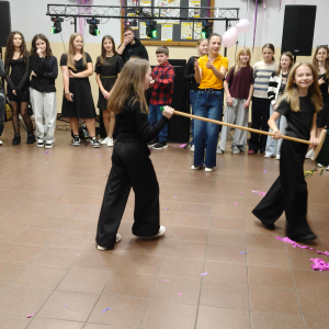 Taniec  z  miotłą uczniów klas Iv -vIII.