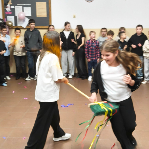 Taniec  z  miotłą uczniów klas Iv -vIII.