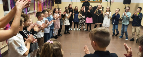 Andrzejkowe szaleństwo na szkolnym parkiecie