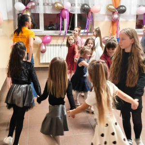 Klasy I - III podczas zabawy andrzejkowej