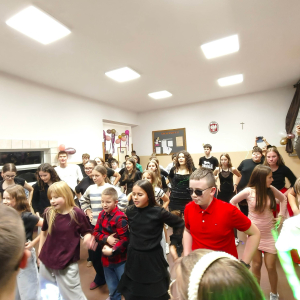 Klasy IV -VIII podczas zabawy andrzejkowej