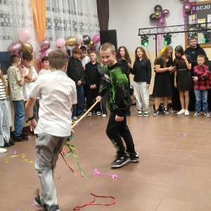 Taniec  z  miotłą uczniów klas Iv -vIII.