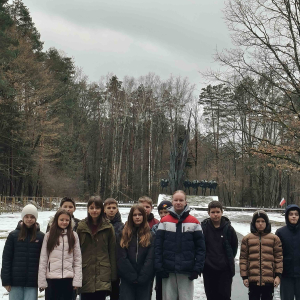 Uczniowie klasy VI  w drodze do pomnika