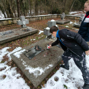 Składanie zniczy ozdobionych biało-czerwonym sercem