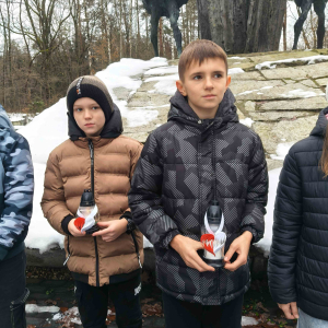 Składanie zniczy przy pomniku na Porytowym Wzgórzu.