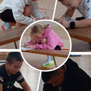 Podczas zajęć dzieci wykonywały różnorodne aktywności – od torów przeszkód, przez skoki i biegi, aż po ćwiczenia zręcznościowe – a każde zadanie kończyło się krótkim działaniem z zakresu tabliczki mnożenia.