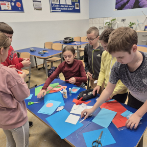 Dzieci pracują nad elementami papierowych ozdób