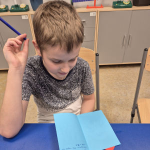 5.	Uczeń kończy pracę nad papierowym Mikołajem.