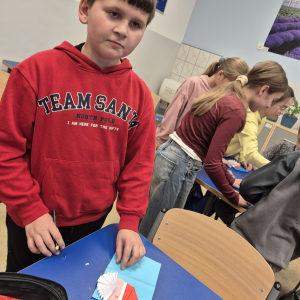 5.	Uczeń kończy pracę nad papierowym Mikołajem.