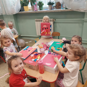 Zaangażowane i wesołe dziewczynki podczas zajęć