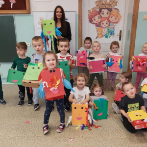 Wspólne zdjęcie i prezentacja gotowych pudełkowych przyjaciół