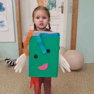 Hania ze swoim robotem