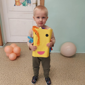 Tymek ze swoim robotem