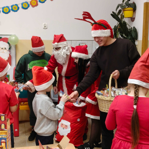Słodkie upominki od mikołaja w grupie najstarszej przedszkolaków.