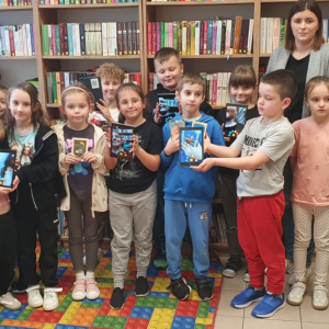 Wizyta w Bibliotece Publicznej klasy 1 - zabawa z aplikacją SMARTY. (3)