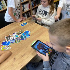 Wizyta w Bibliotece Publicznej klasy 2 - zabawa z aplikacją SMARTY. 