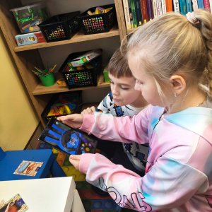 Wizyta w Bibliotece Publicznej klasy 3 - zabawa z aplikacją SMARTY. 